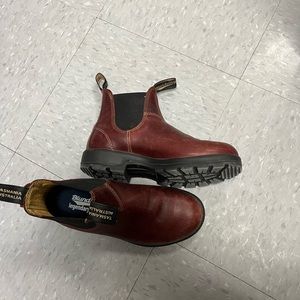 Gently used burgundy women’s size 3.5 which is 6.5/7 US.